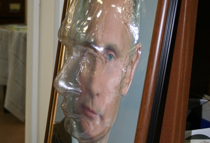 В Красноярске портрет Путина адаптировали для слепых