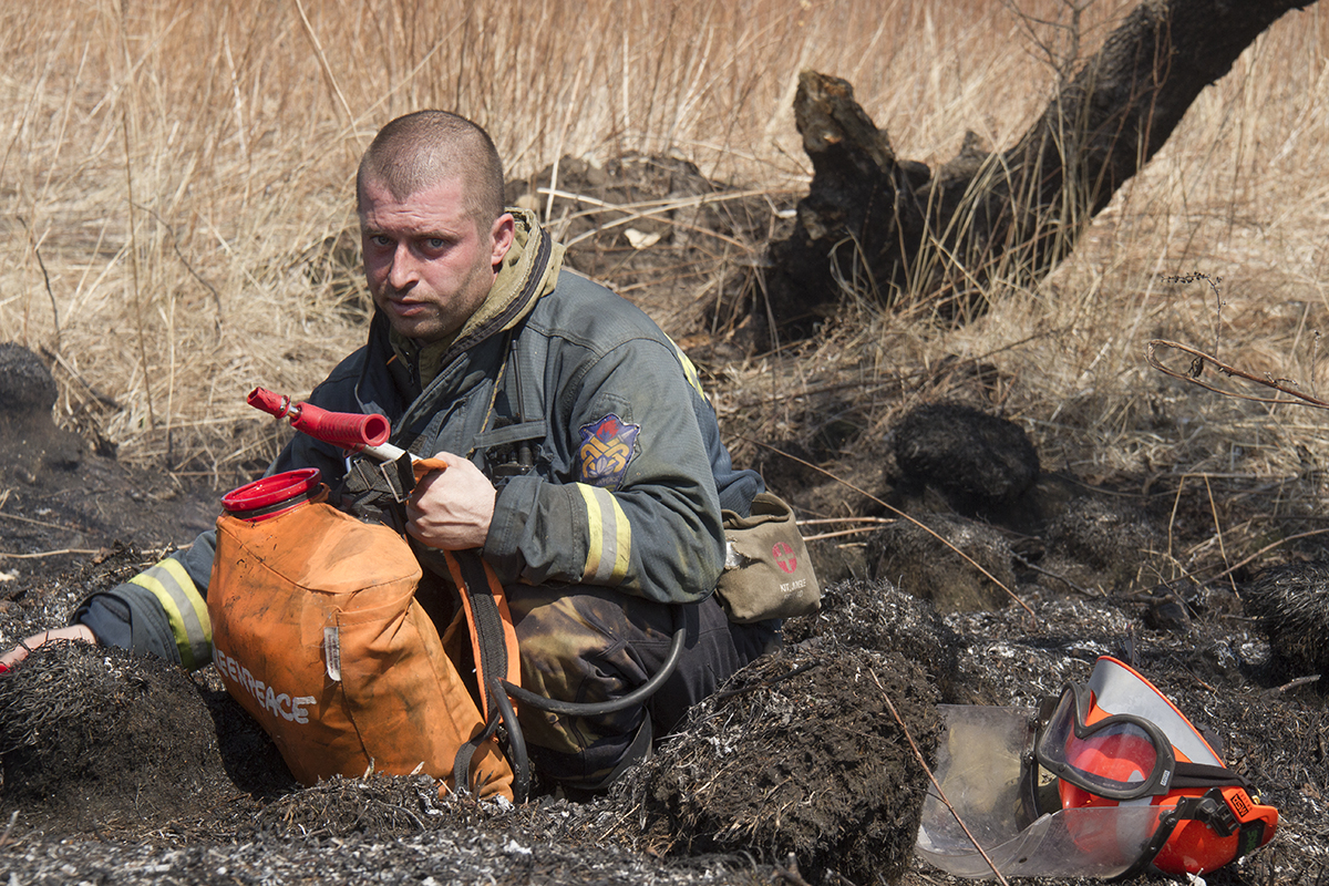 Григорий Куксин дозаправляет ранец водой. Приморский край, 2015 год. 