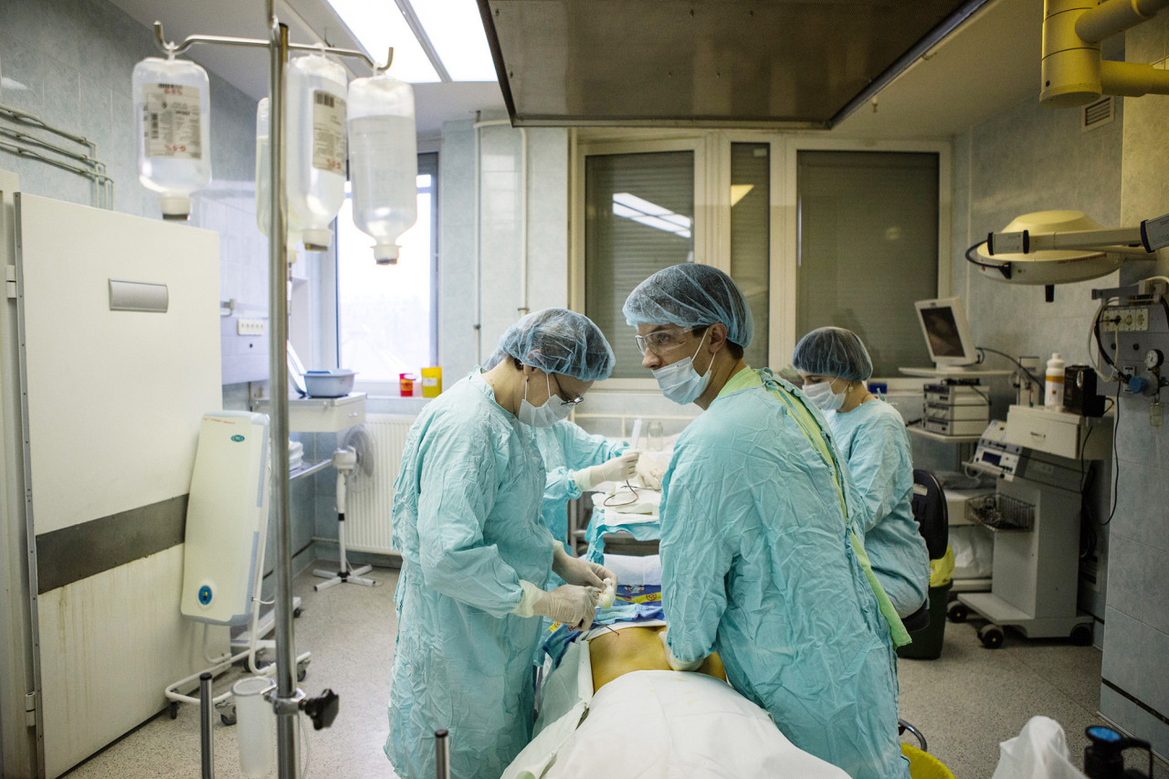Операцию по забору костного мозга проводят 2 врача и 2 ассистента. 

