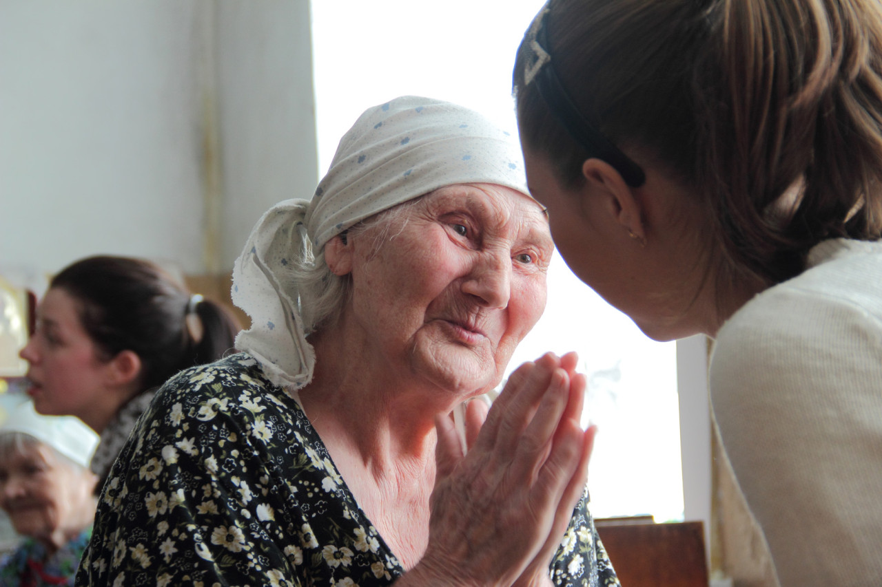 Бабушка рассказывает волонтеру Ире о своей жизни и просит приезжать почаще.