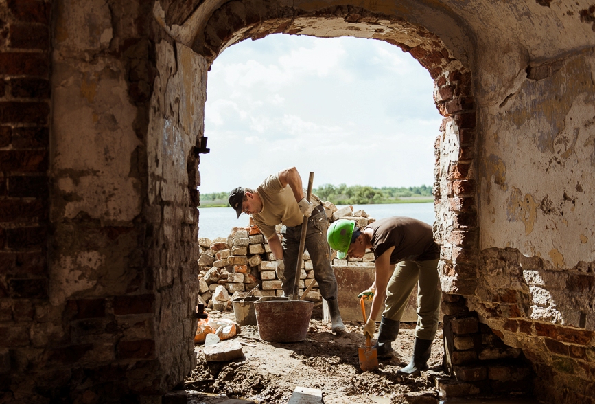 Восстановление кладки подмытых стен на южном участке колокольни