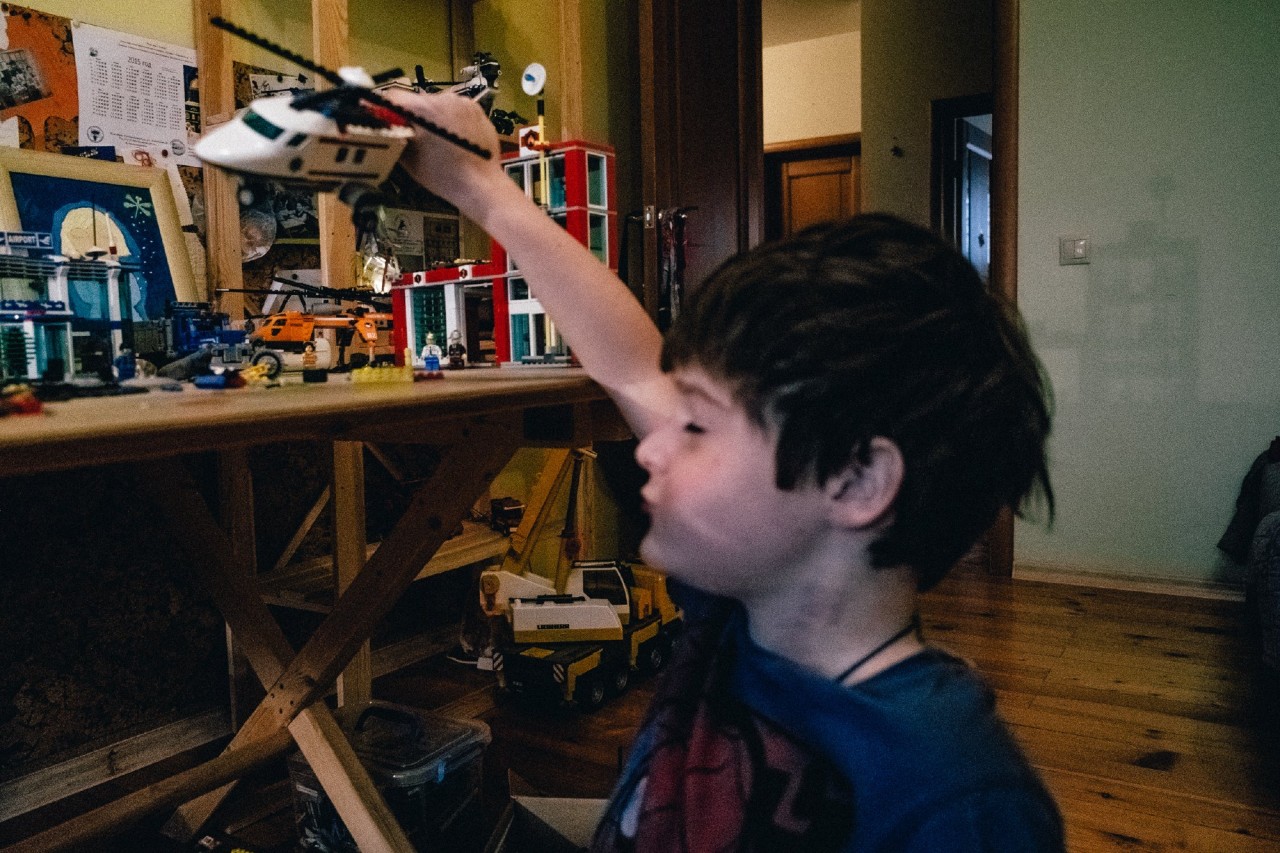 Раф очень любит собирать Lego.
