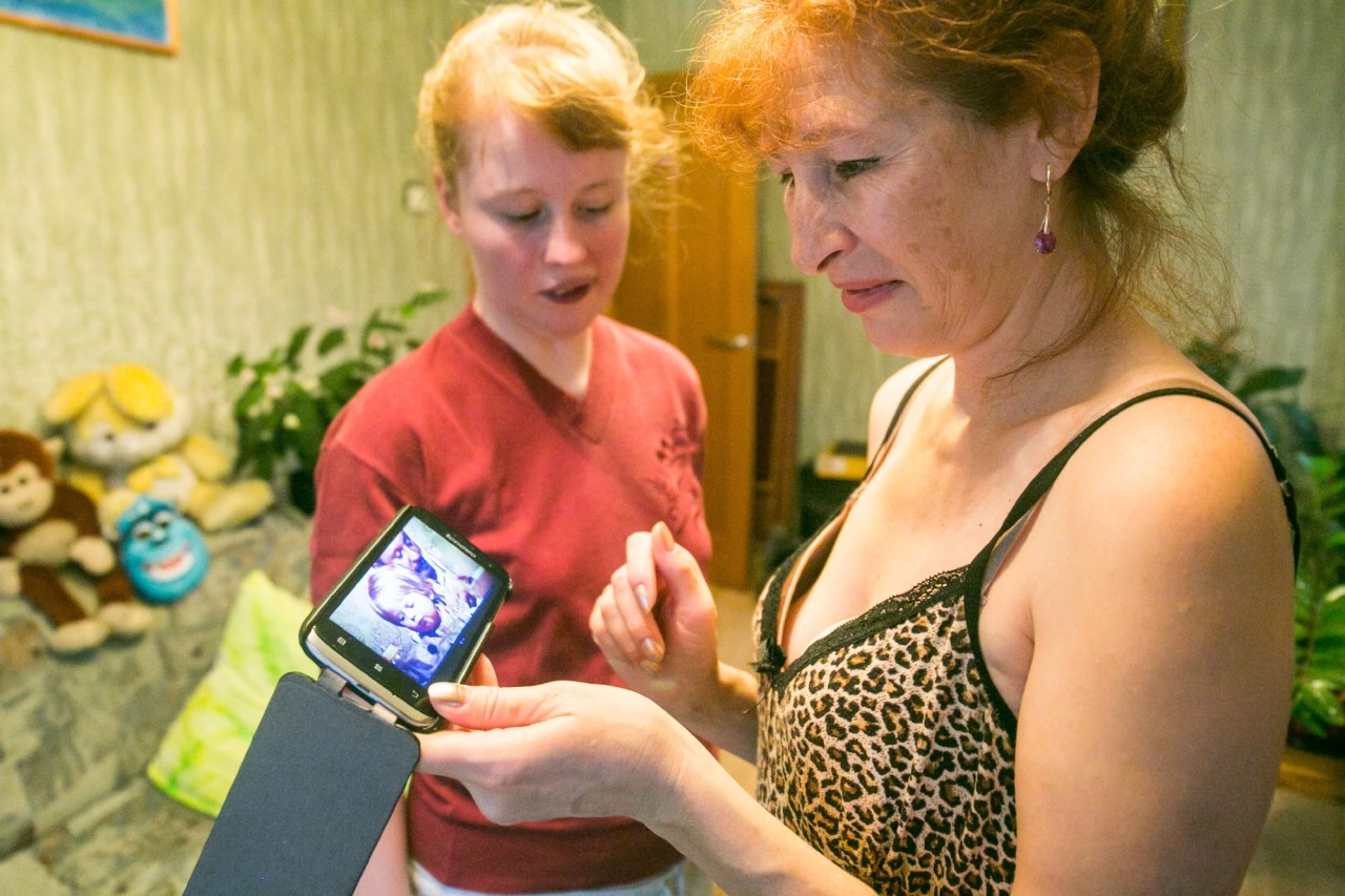 Ольга показывает видео, снятые до инсультов, на которых Наташе год и она самый обычный ребенок.