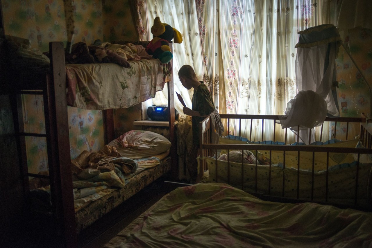 Никита включает магнитофон в комнате, где спит вся семья