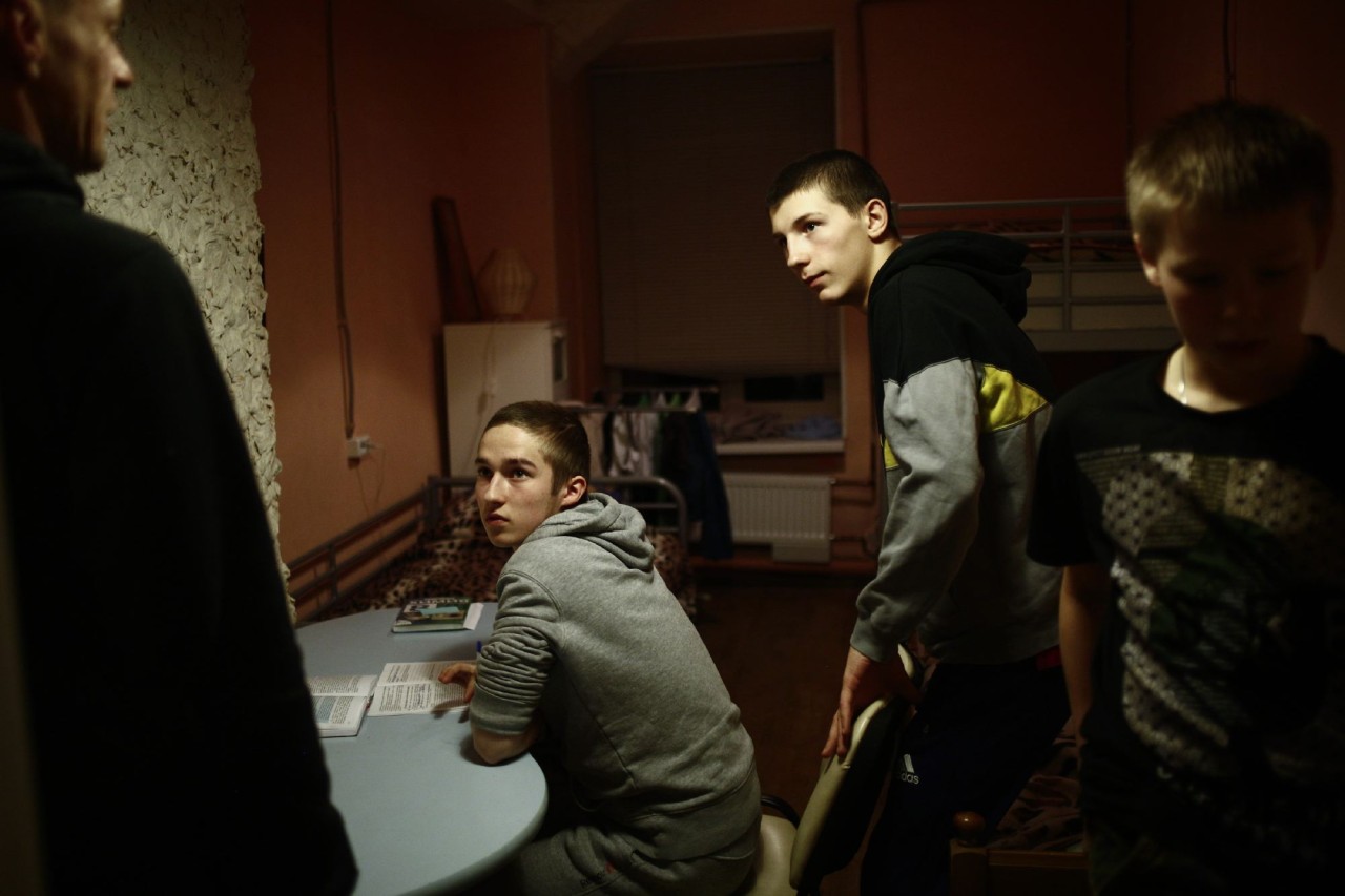 Во второй реабилитационной группе: Тимофей, Дмитрий и Саша с педагогом.