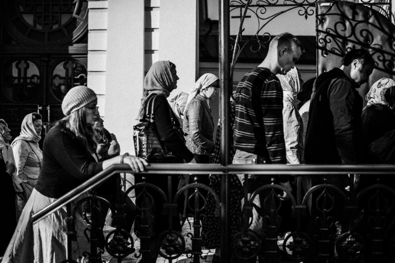 Верующие на ступенях Покровского храма.