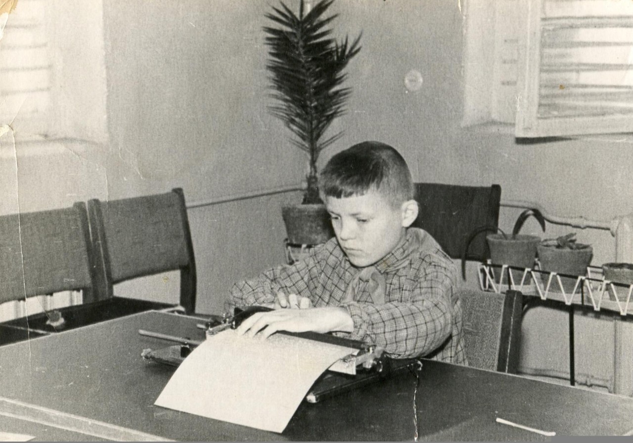 26 марта 1965 года. Саша Суворов пишет на брайлевской печатной машинке. Загорский детский дом для слепоглухих детей.