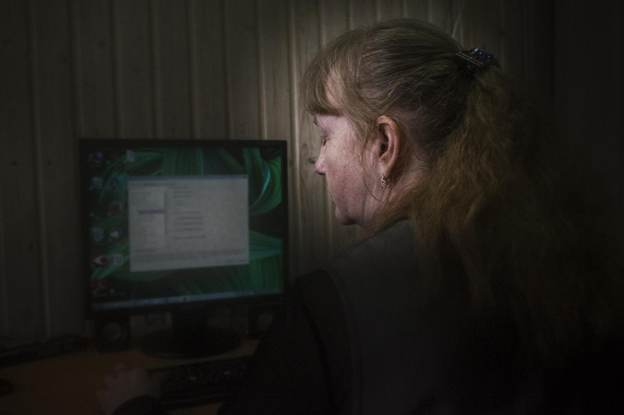 Ирина потеряла зрение во взрослом возрасте. Сейчас она изучает метод работы на компьютере для слепых. 