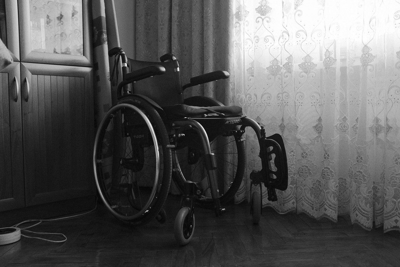 Инвалидную коляску Тамара купила за свой счет, так как добиться от государственной медицины того, что положено, практически невозможно