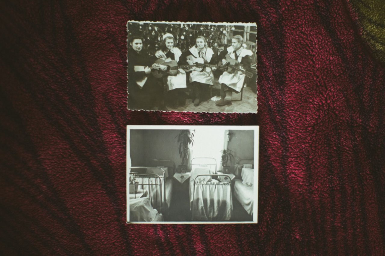 Фотографии из детского дома, в котором выросла Антонина Григорьевна. На верхней фотографии Антонина Григорьевна вторая справа