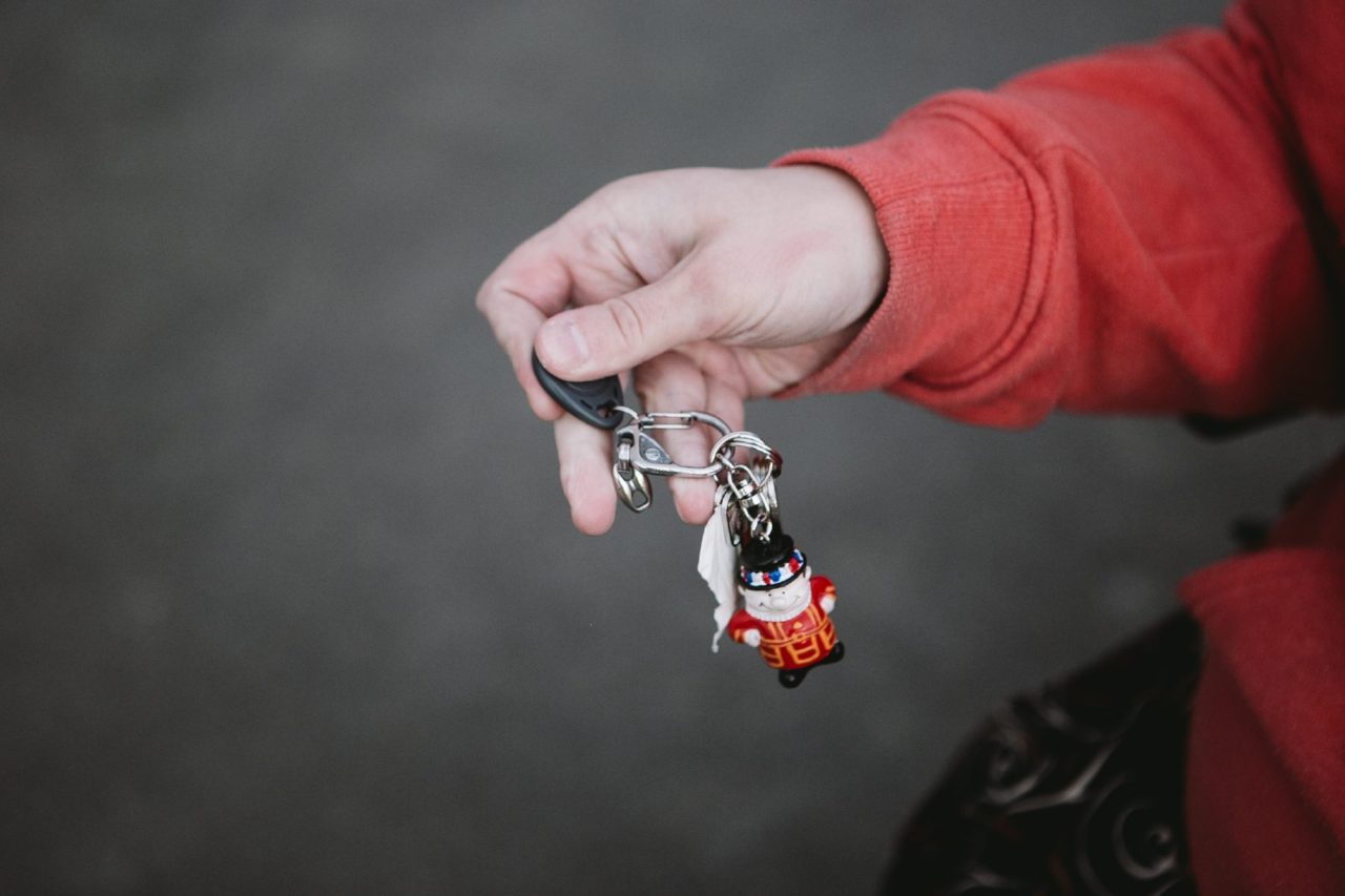 Юля держит в руках ключи от квартиры