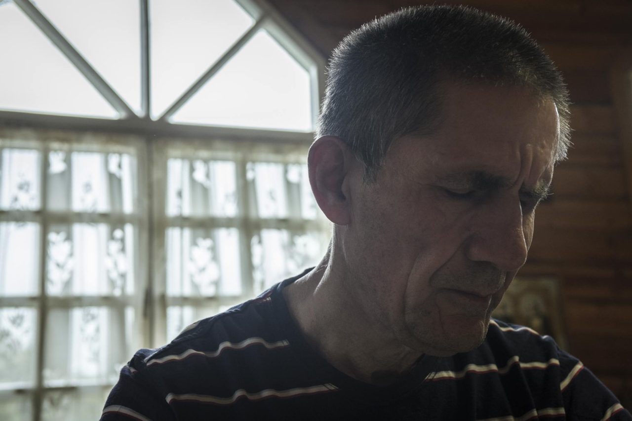 Магомед, пациент  реабилитационного центра «Дом слепоглухих в Пучкове». Магомед приехал в центр из Дагестана. Магомед полностью ослеп во взрослом возрасте и не слышит на одно ухо