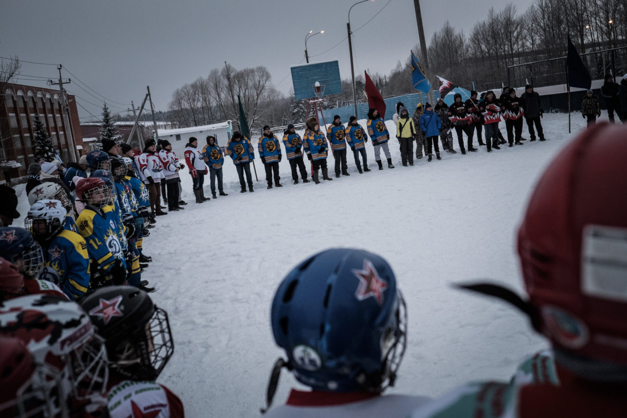 Игроки детских и взрослых хоккейных команд во время построения на церемонии открытия сезона