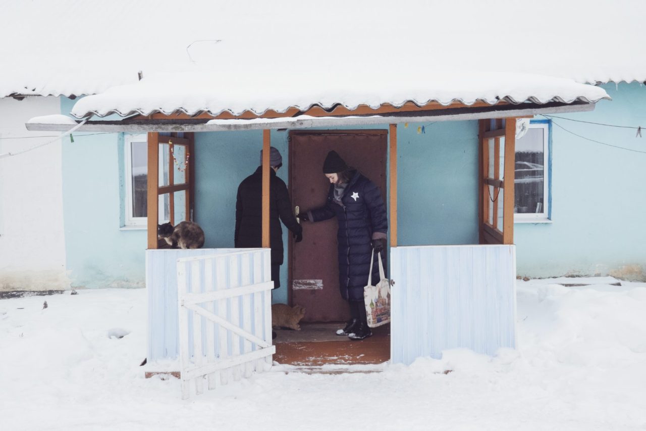Арина Сачкова и Роксана Пономаренко у своего дома в селе Глазок