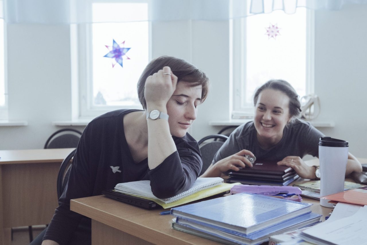 Арина Сачкова и Роксана Пономаренко в школе