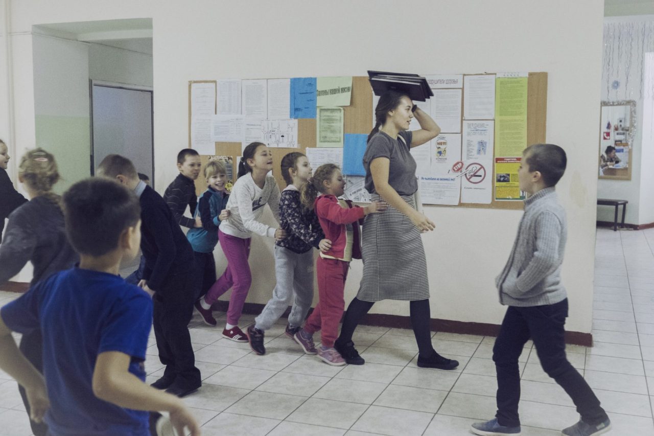 Роксана Пономаренко играет с учениками на перемене в школе