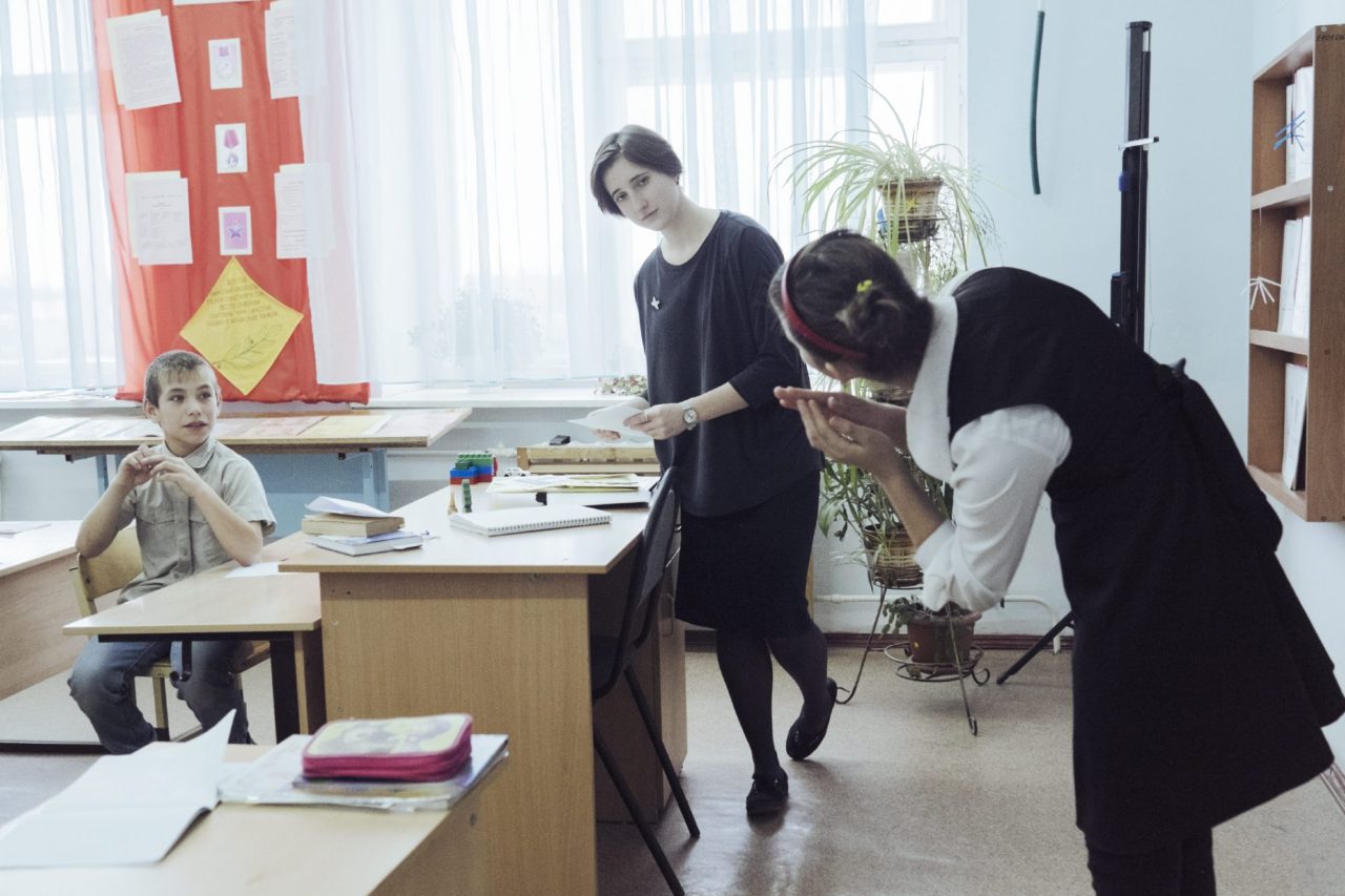 Арина Сачкова на уроке в школе