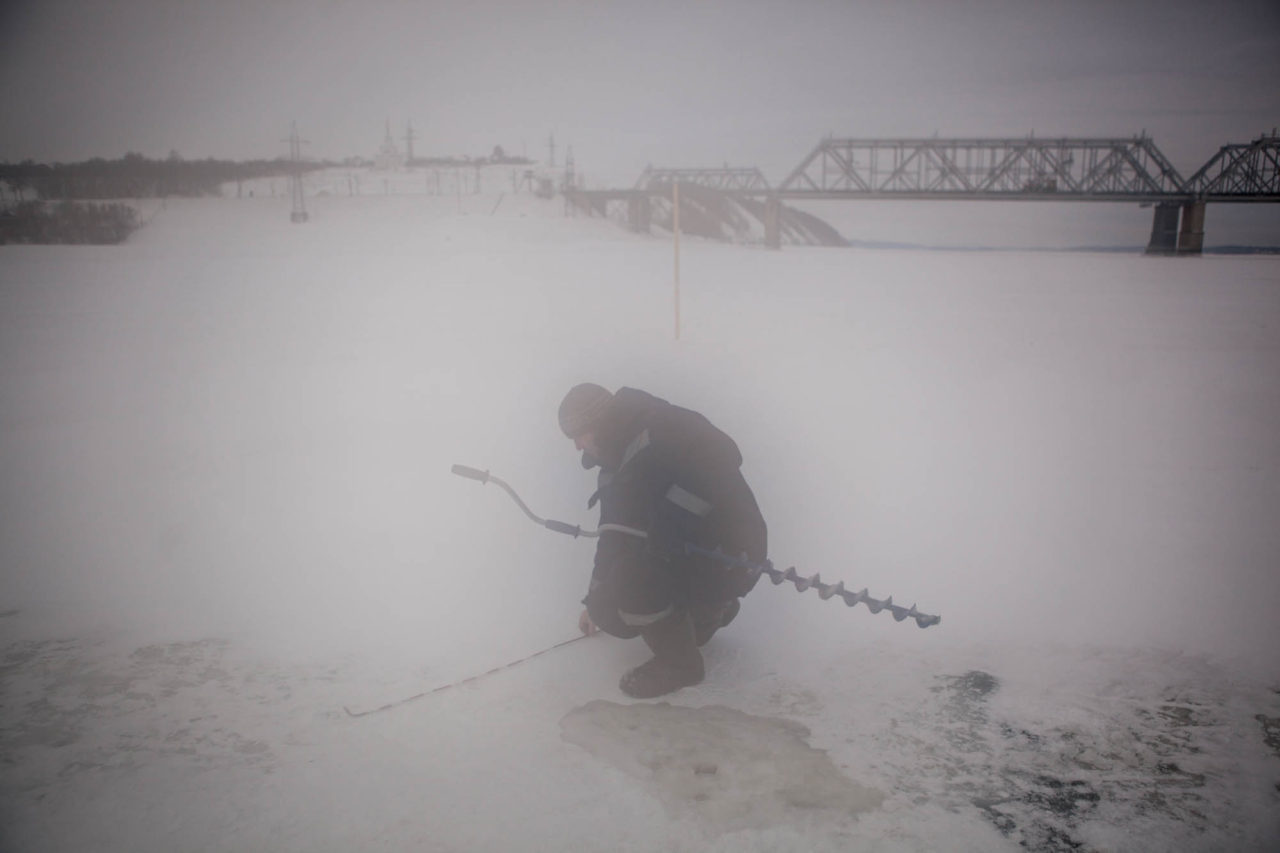 Андрей проверяет толщину льда