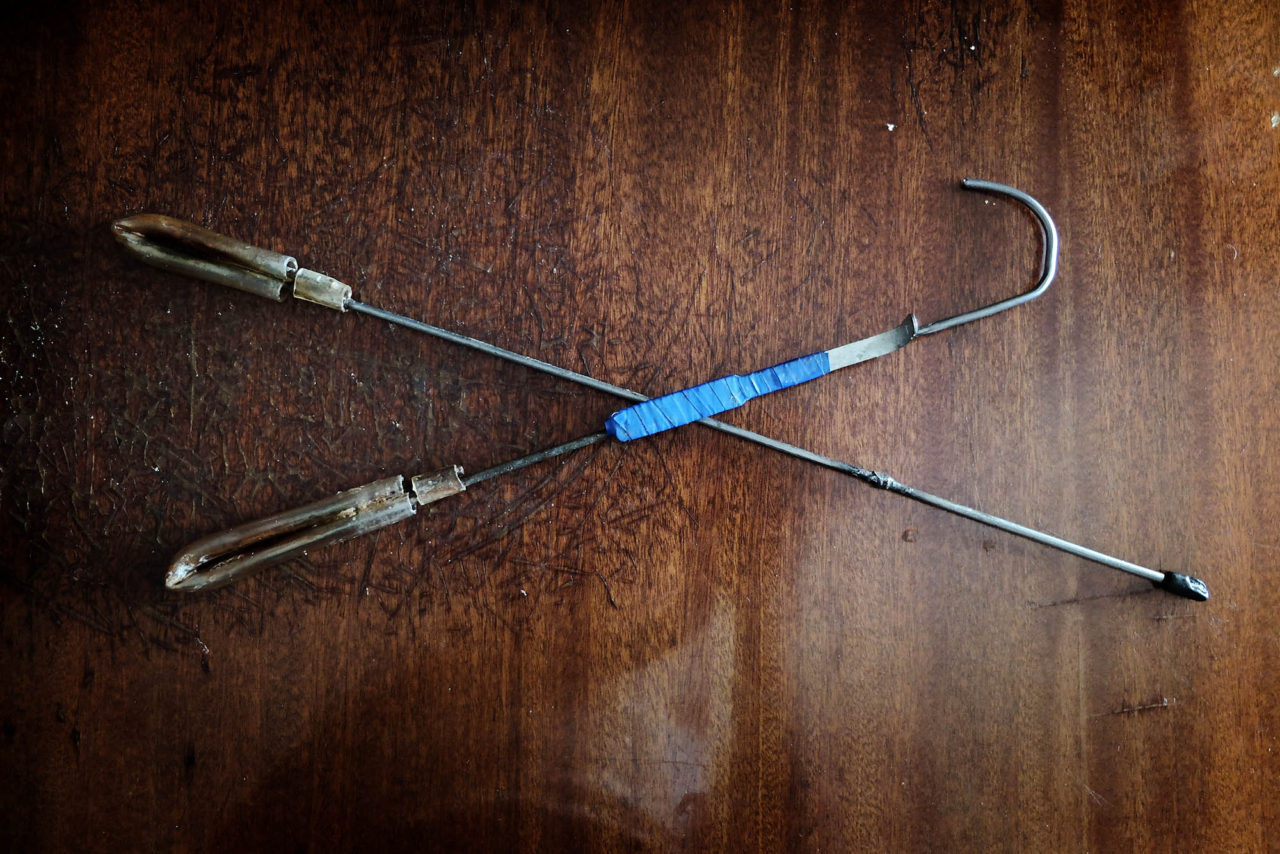 Две палочки, которые Анатолий постоянно использует. Состоят из двух электродов, пластиковых трубочек и эбонитового наконечника