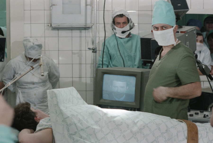 СССР. 1 января 1989 г. Обезболивание пациента дистанционно во время сеанса психотерапии 