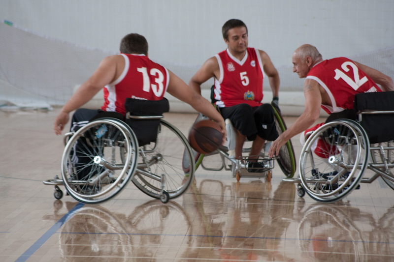 Организации занимающиеся инвалидами. Спорт для инвалидов. Физкультура для людей с ограниченными возможностями. Спортсмен колясочник. Спортсмены с ограниченными возможностями.