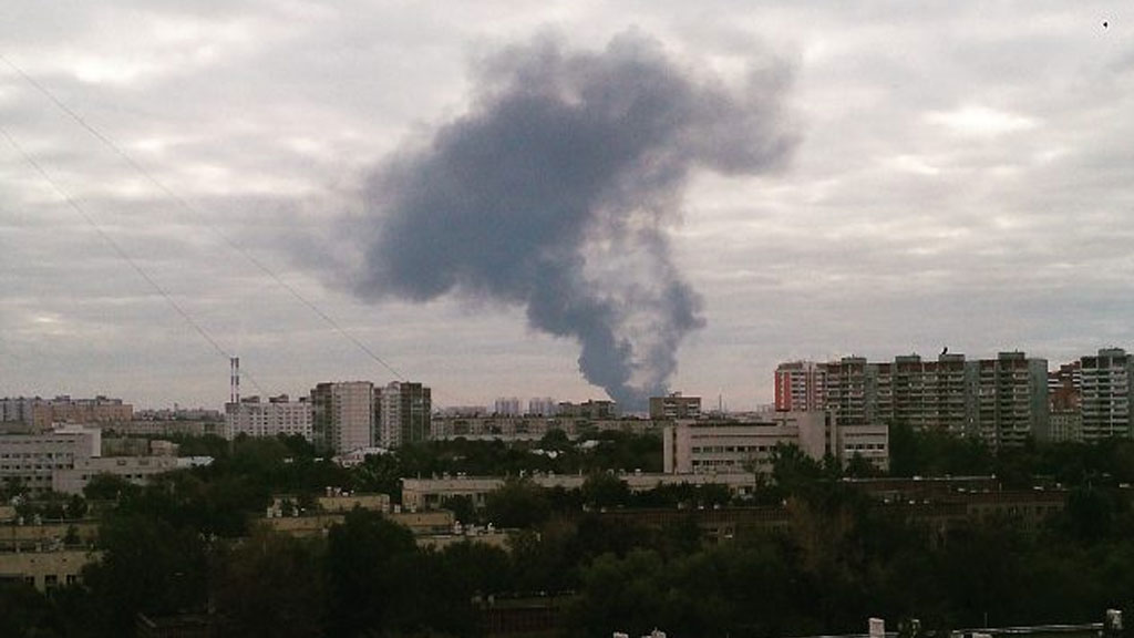 Аль капотня. Пожар на Московском НПЗ В Капотне. Капотня дым. Пожар в Капотне сейчас. Пожар на Москве реке Капотня.