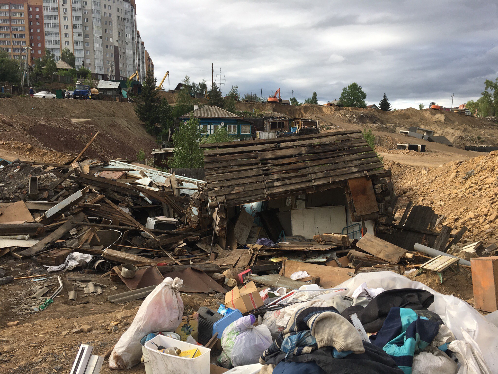 В Красноярске застройщик самовольно снес дом пенсионеров, пока его хозяева  были в отъезде | Такие дела Такие дела