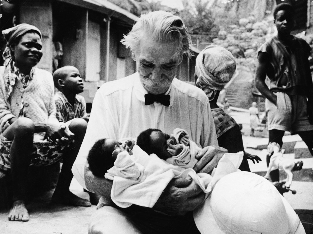 Альберт Швейцер с двумя новорожденными, больница в Ламбарене, 1950-е гг.