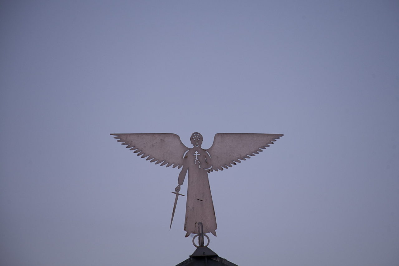Фигурка ангела над воротами при въезде в Православный центр 