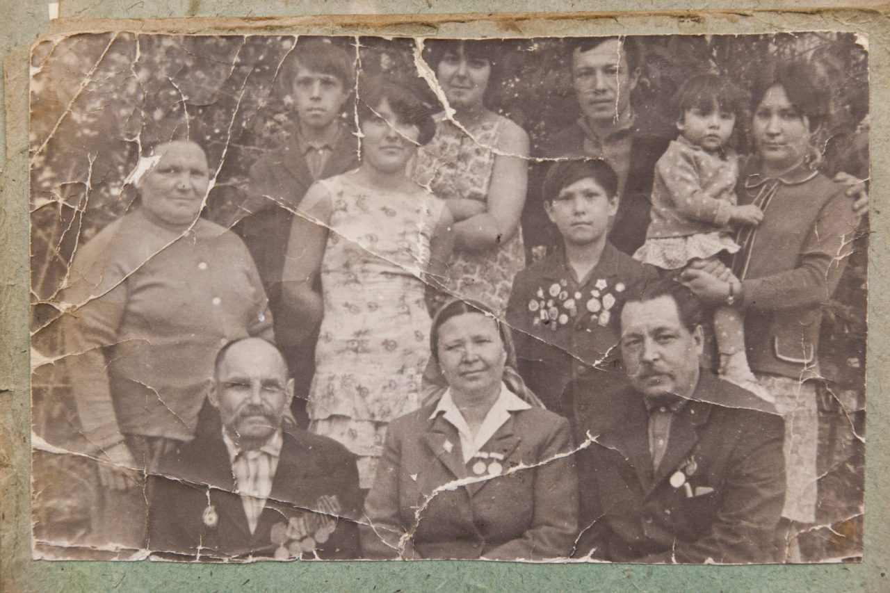 Семья Марьям (она в центре сверху). Из семейного альбома Зухры (сестры Марьям)