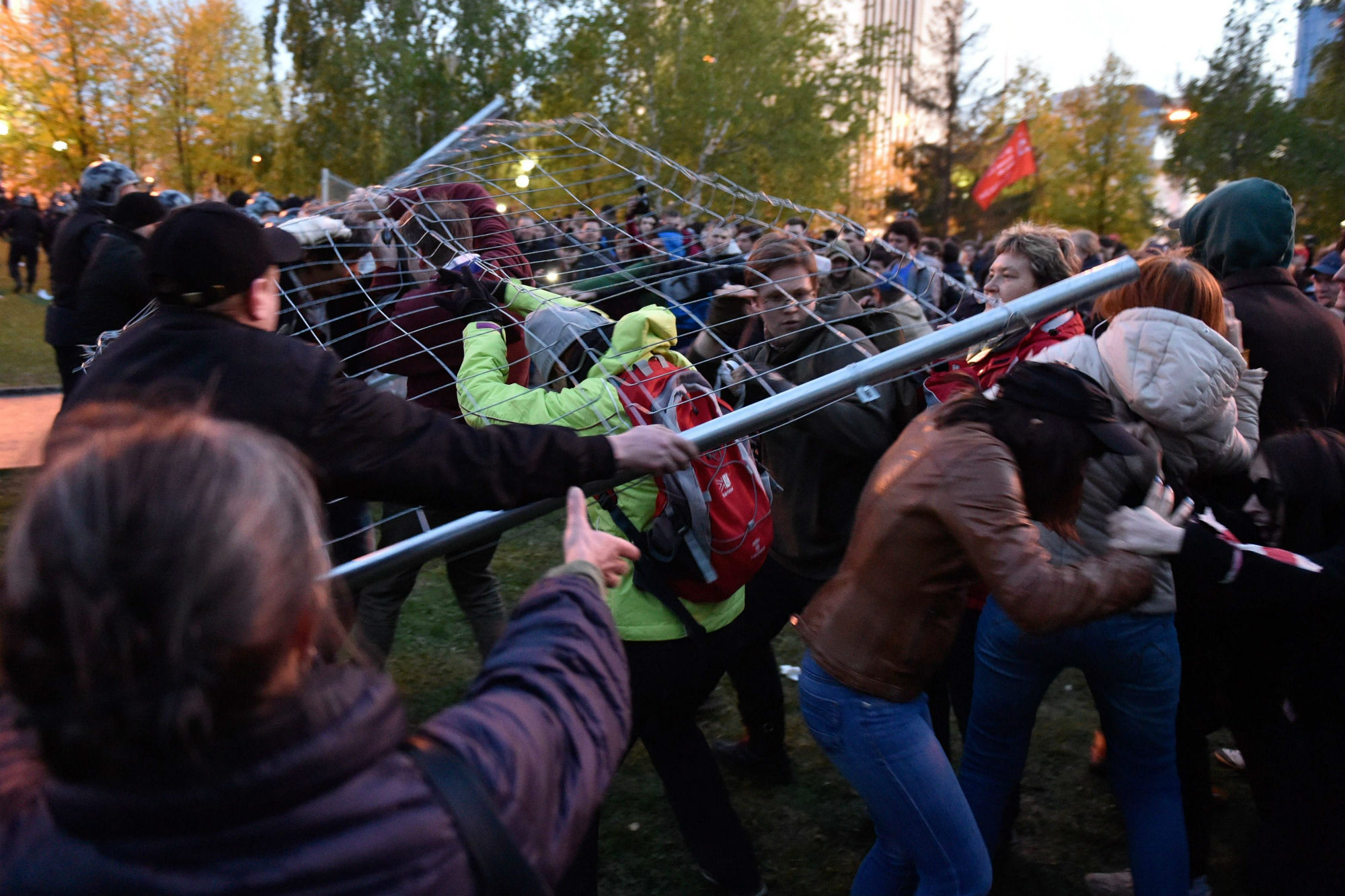 Полдень против екатеринбург. Митинг сквер. Протесты в Екатеринбурге против строительства храма. Какую опасность несет митинг.