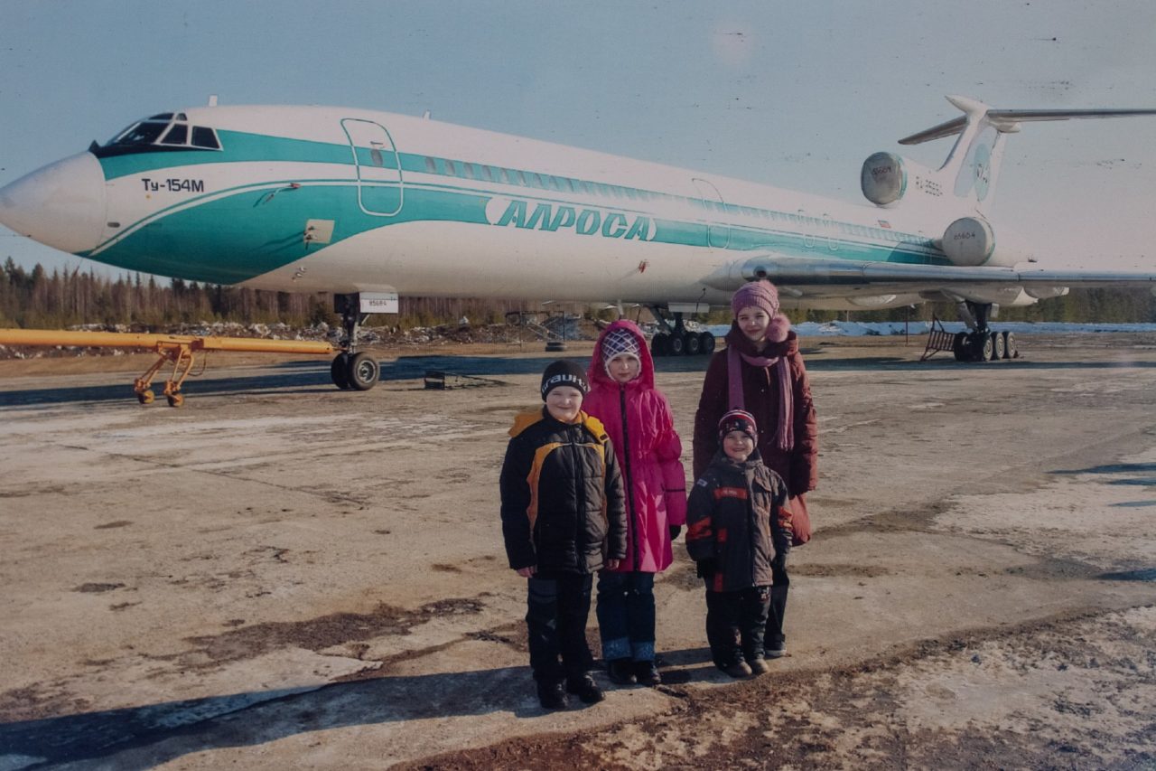 Местные жители на фоне самолета Ту-154, Ижма. Фото из архива Сергея Сотникова