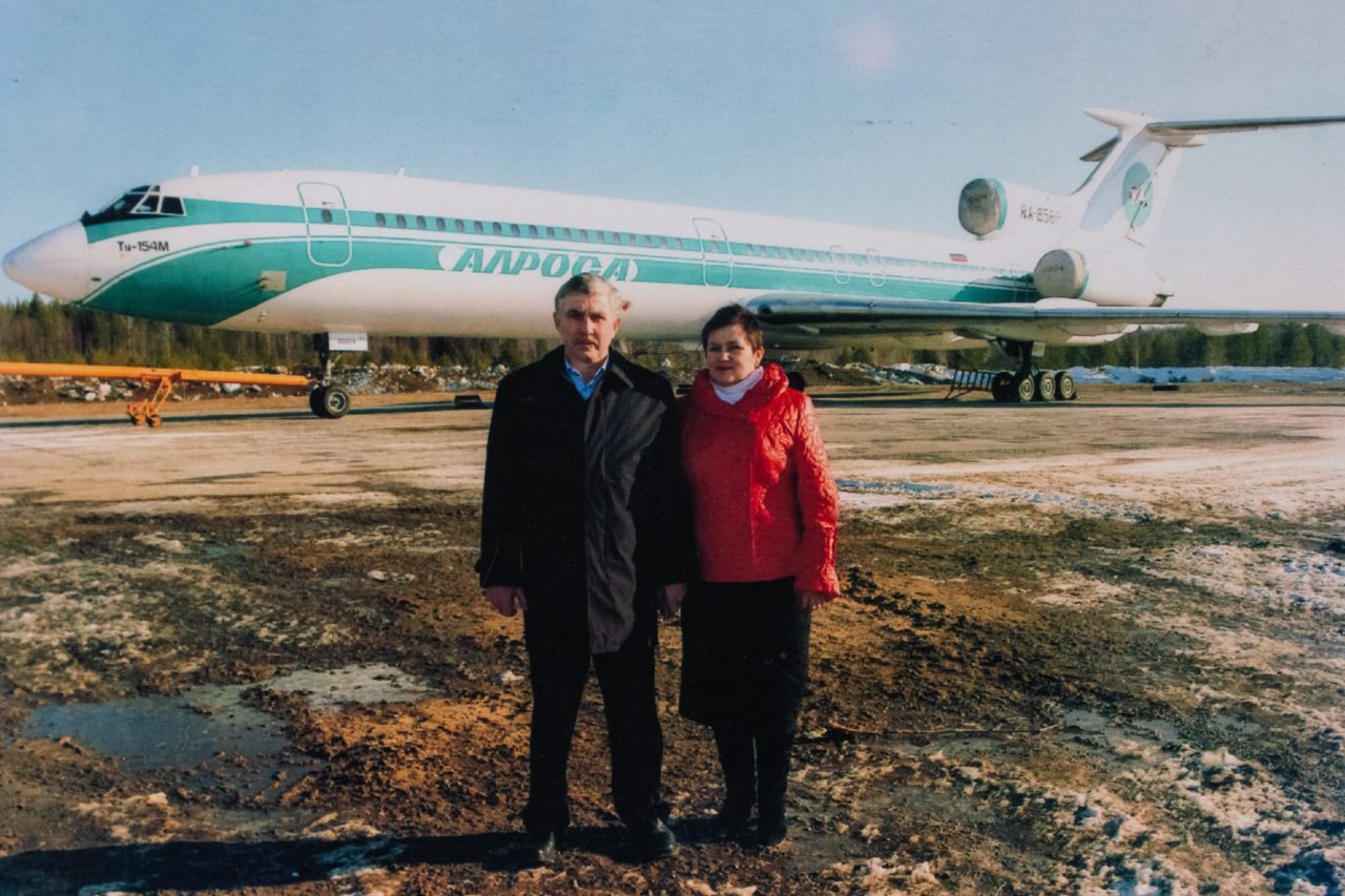 Сергей с супругой на фоне Ту-154. Фото из архива Сергея Сотникова