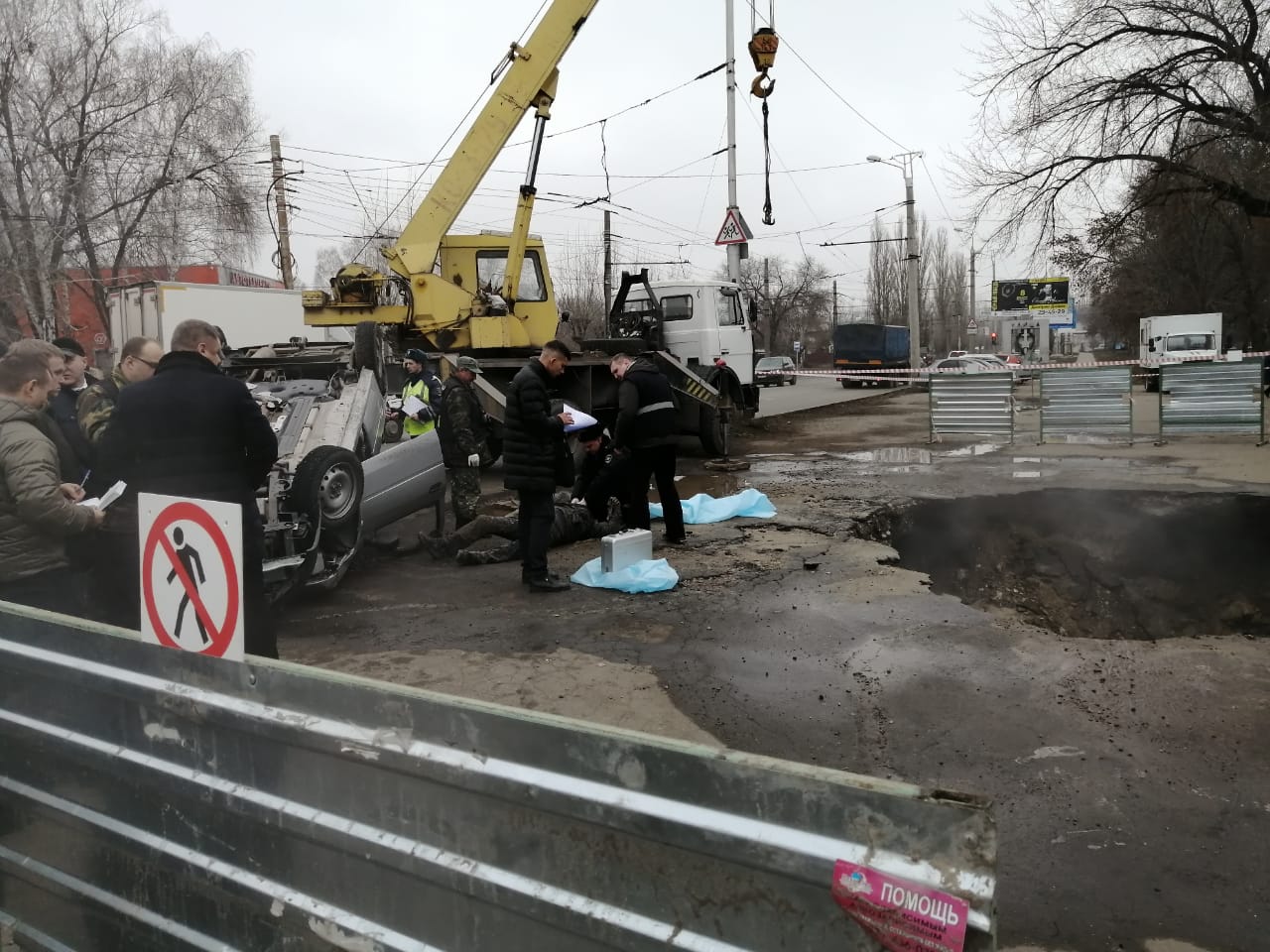 В Пензе автомобиль провалился в яму с кипятком, погибли два человека |  Такие дела Такие дела