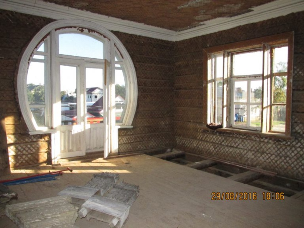 Процесс реставрации дома Осипова на разных этапах. Рабочий кабинет на втором этаже с овальным окном и выходом на балкон