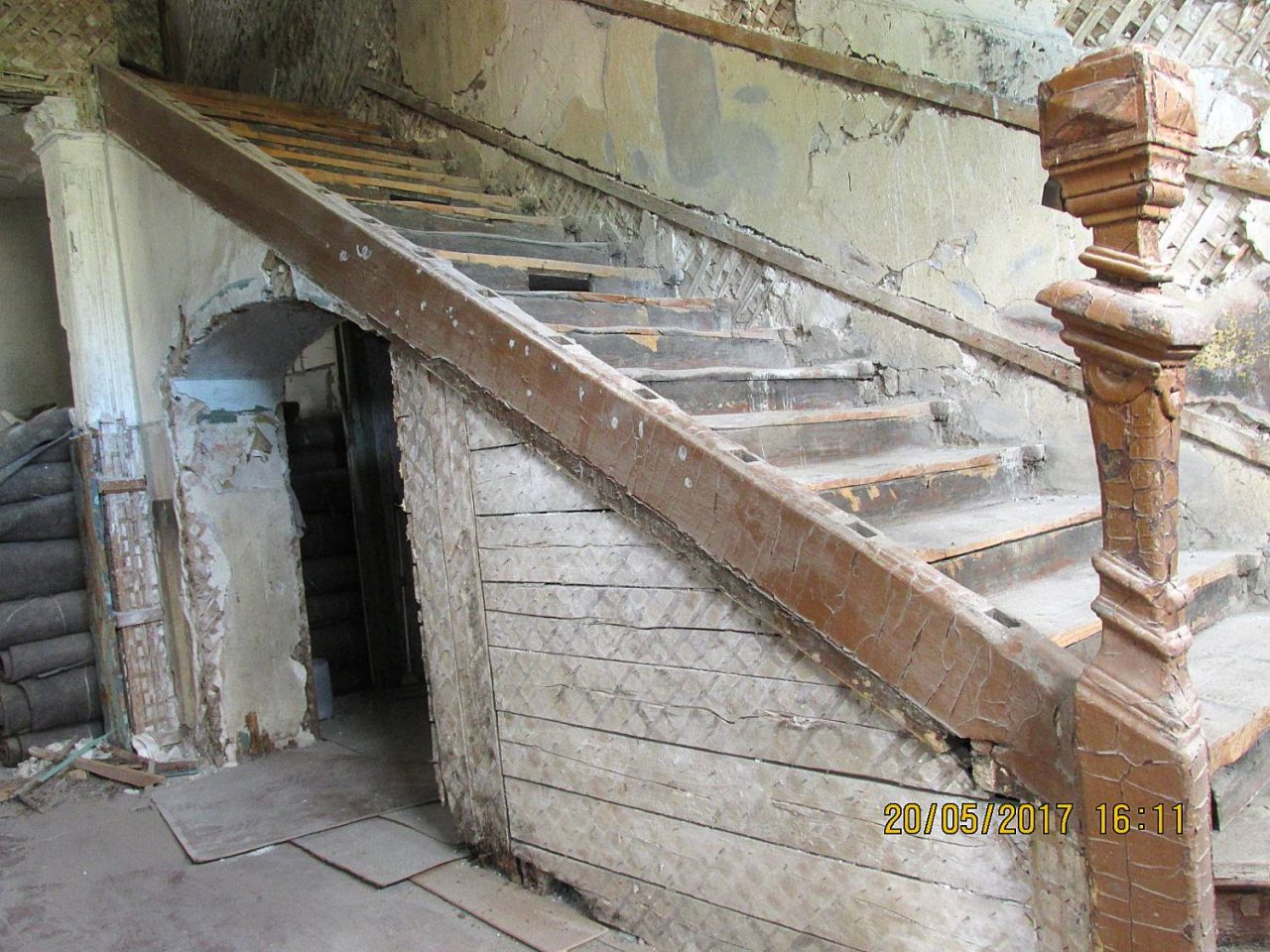 Процесс реставрации дома Осипова на разных этапах. Холл и парадная лестница дома
