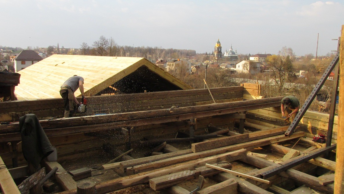 Процесс реставрации дома Осипова на разных этапах. По максимуму были отреставрированы и использованы старые бревна