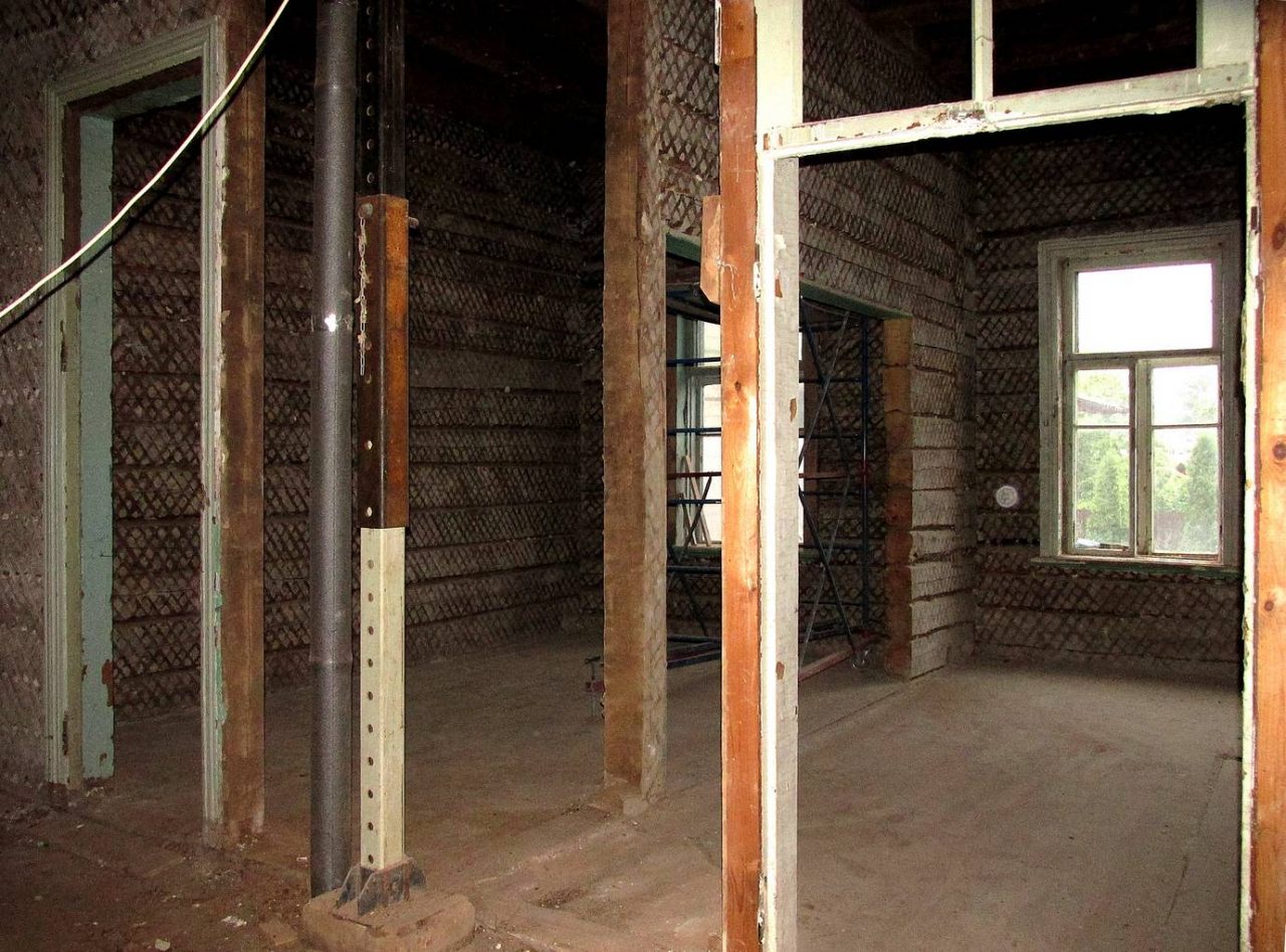 Процесс реставрации дома Осипова на разных этапах. Общий вид спальни и детской после снятия старой штукатурки