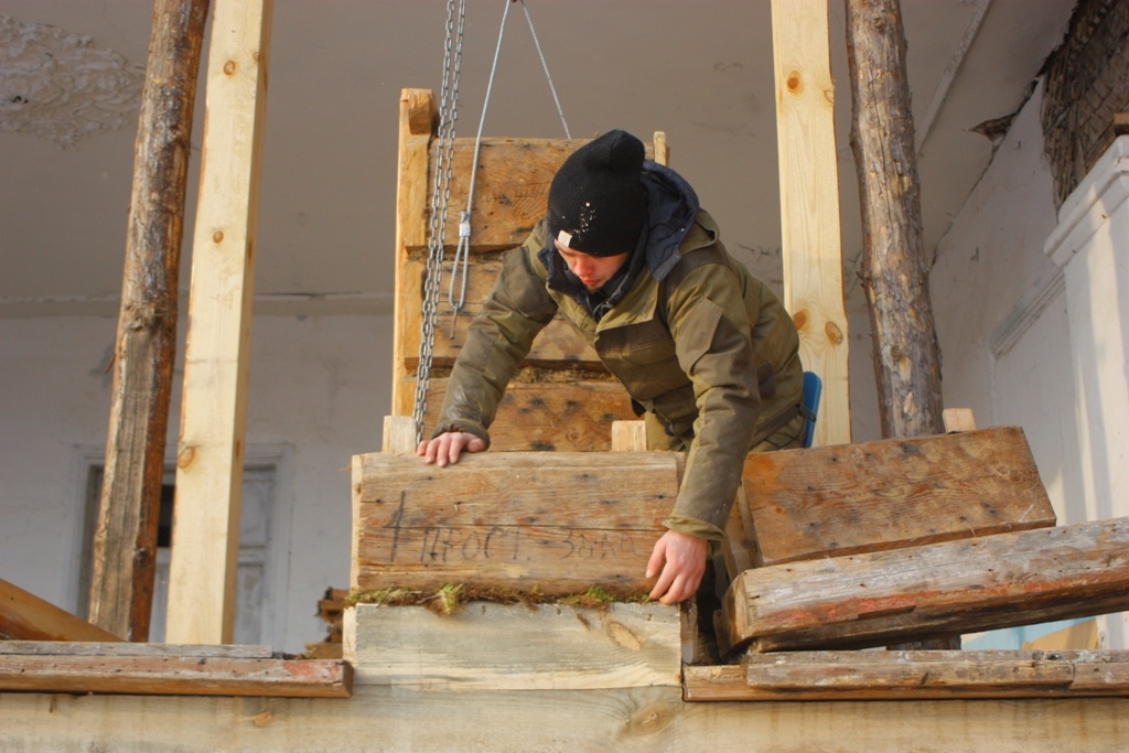 Процесс реставрации дома Осипова на разных этапах. Реставрация сруба и оконных проемов