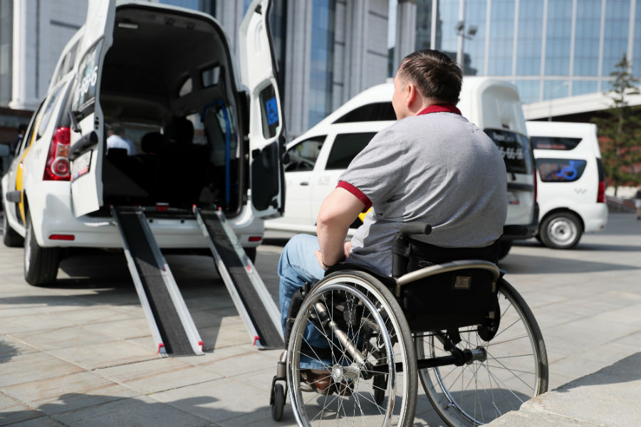 Перевозка пассажиров инвалидов. Такси для инвалидов колясочников. Фиат для перевозки инвалидов колясочников. Такси для людей с ограниченными возможностями. Такси для людей с инвалидностью.