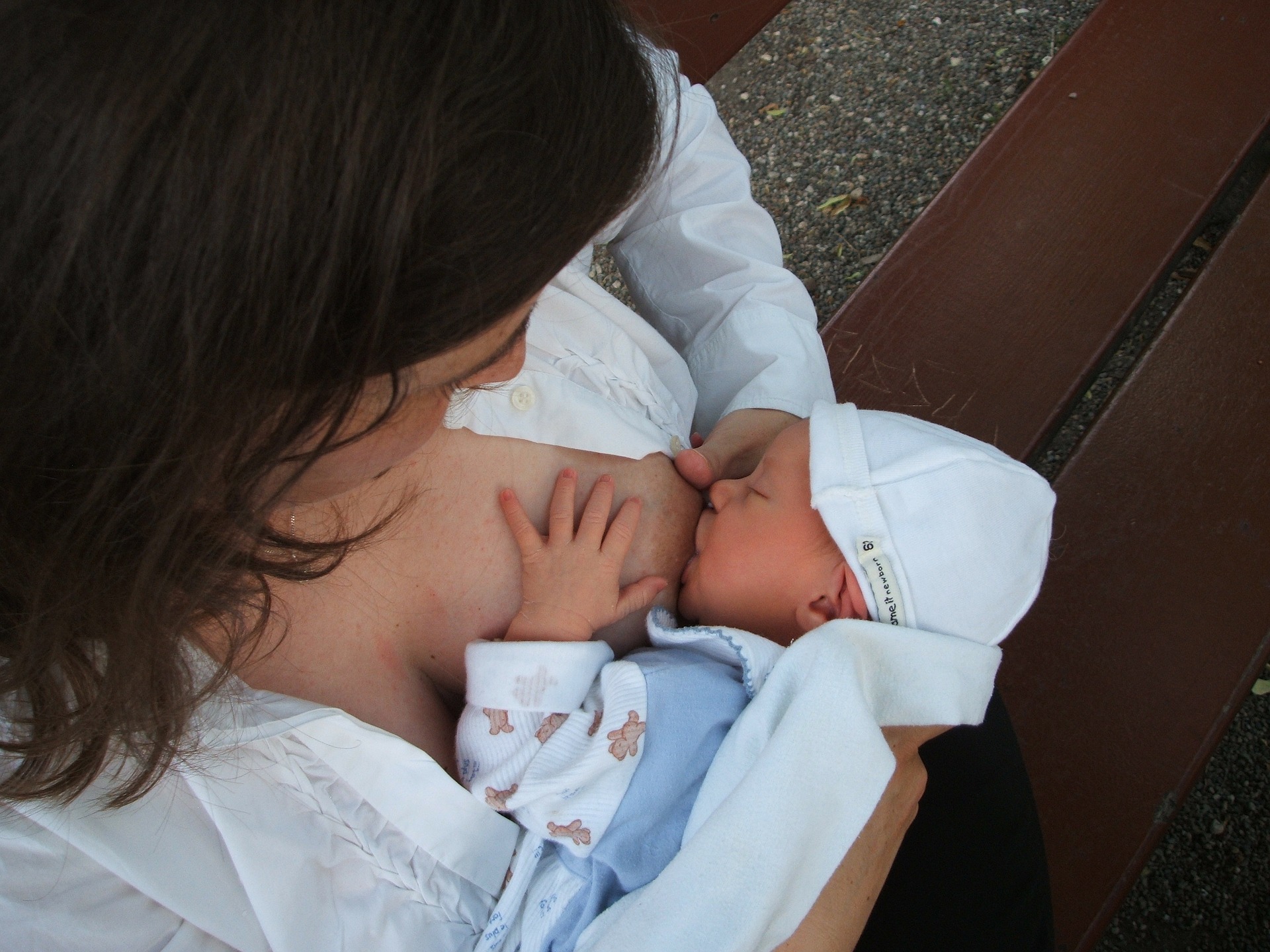Брюнетка с ребенком новорожденным