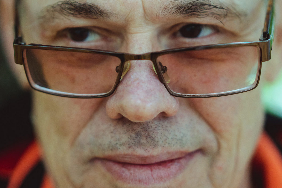  На фото лицо мужчины средних лет в очках