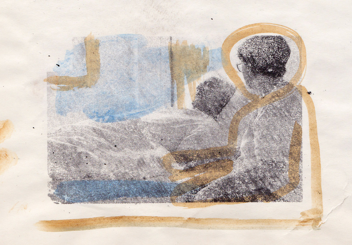  На рисунке женщина в очках сидит у постели умирающего человека.