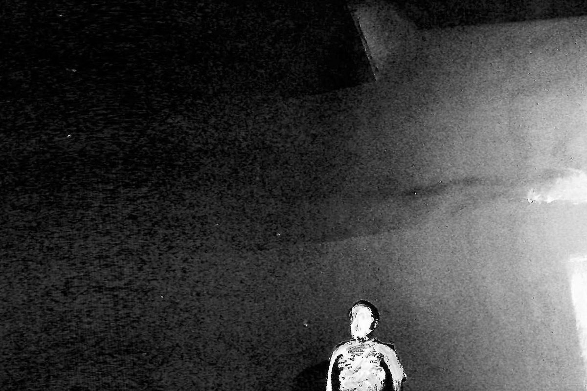  На черно-белом фото силуэт человека на фоне темноты