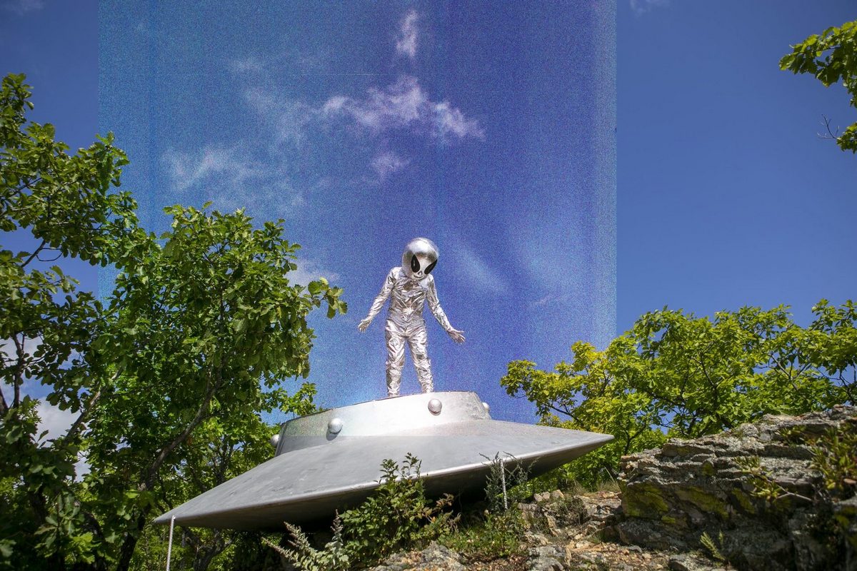  На фотографии вершина сопки 611, где установлен памятник в виде летающей тарелки со стоящей на ней инопланетянином в серебристом скафандре
