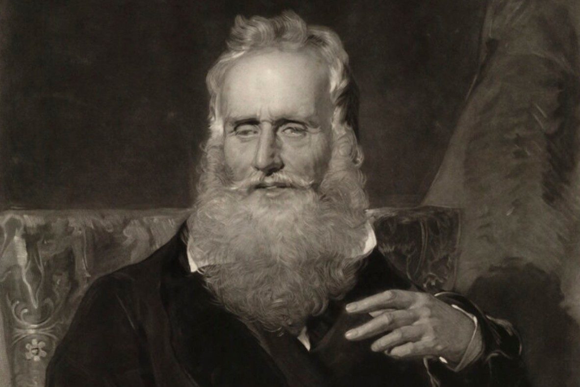  Картине мужчина с пышно шевелюрой и окладистой бородой.