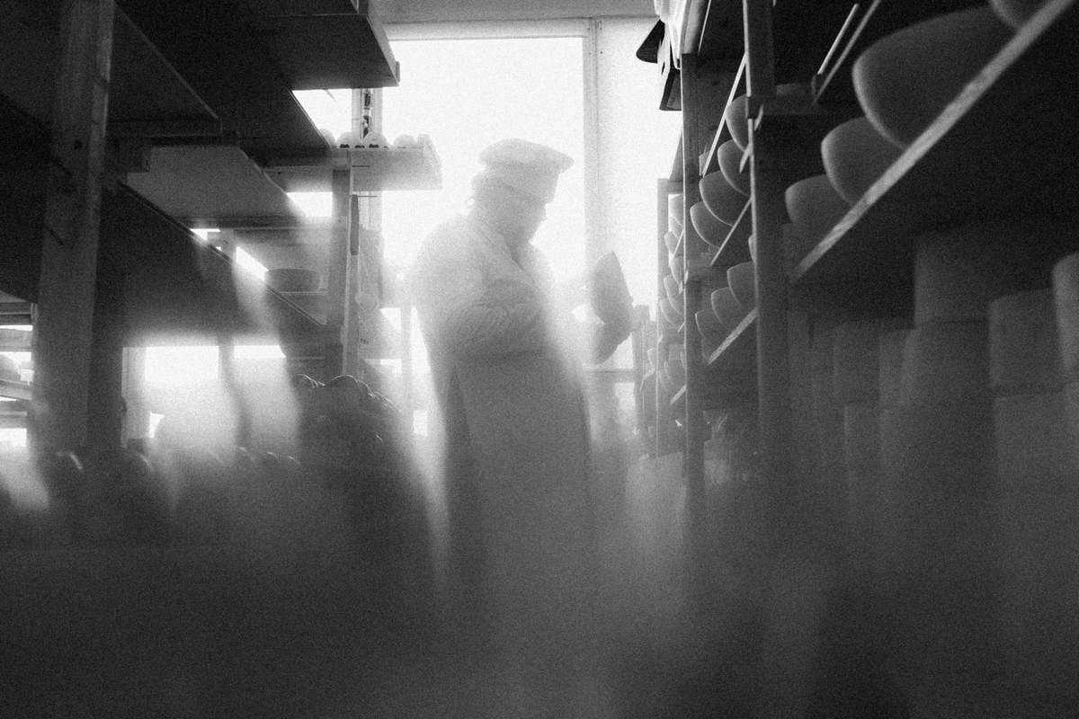  На черно-белой фотогрфии силуэт повара на кухне