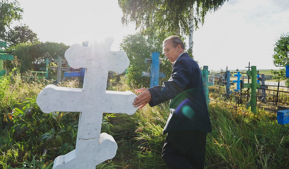  Александр Лукич часто бывает на кладбище где похоронены его предки