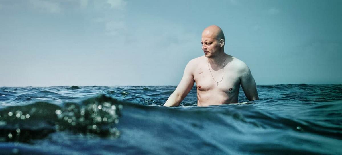  Андрей купается в море