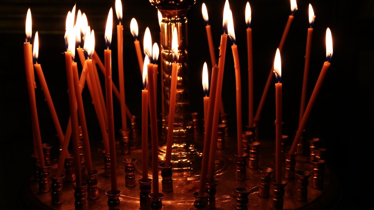 Свечи в храме гиф